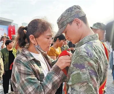 邦尼配资 吉鸿昌将军的重孙，参军入伍！